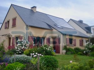 Panneaux solaires intégrés à la toiture