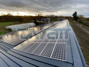Panneaux solaires photovoltaïques surimposition bâtiment agricole