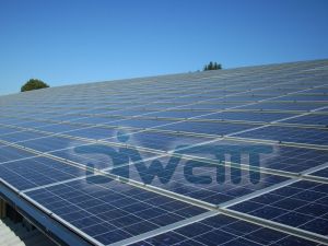 Panneaux solaires photovoltaïques intégrés sur bâtiment industriel
