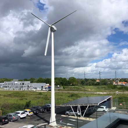 Installation Diwatt mix énergétique éolienne 25kw et carport solaire