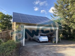 Panneaux solaires sur un garage avec borne de recharge