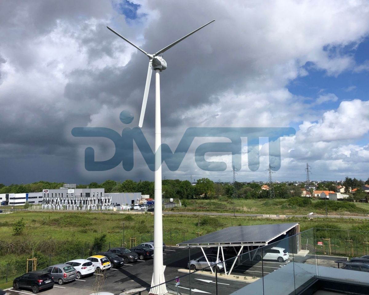 Installation en mix énergétique d'un carport solaire et d'une éolienne Installation en mix énergétique d'un carport solaire et d'une éolienne