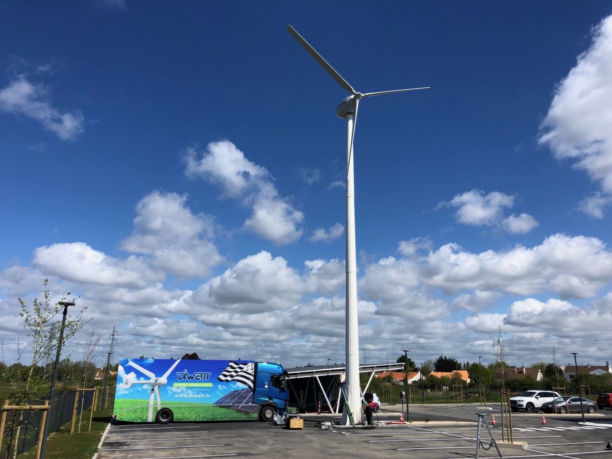 Installation d'une éolienne pour entreprise de 25 kW et d'un carport solaire photovoltaïque. Installation d'une éolienne pour entreprise de 25 kW et d'un carport solaire photovoltaïque.