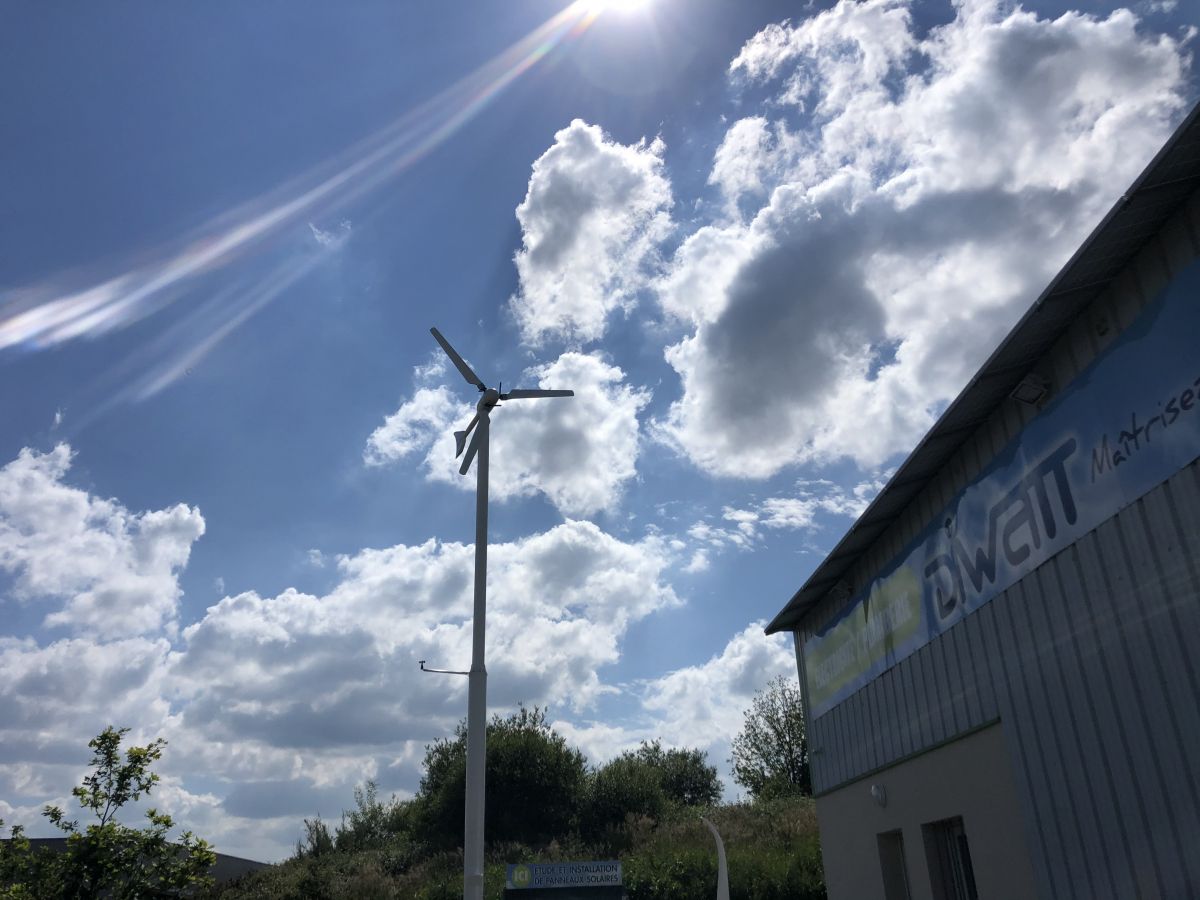Eolienne windspot installée sur un mât autoportant basculant Diwatt Eolienne windspot installée sur un mât autoportant basculant Diwatt