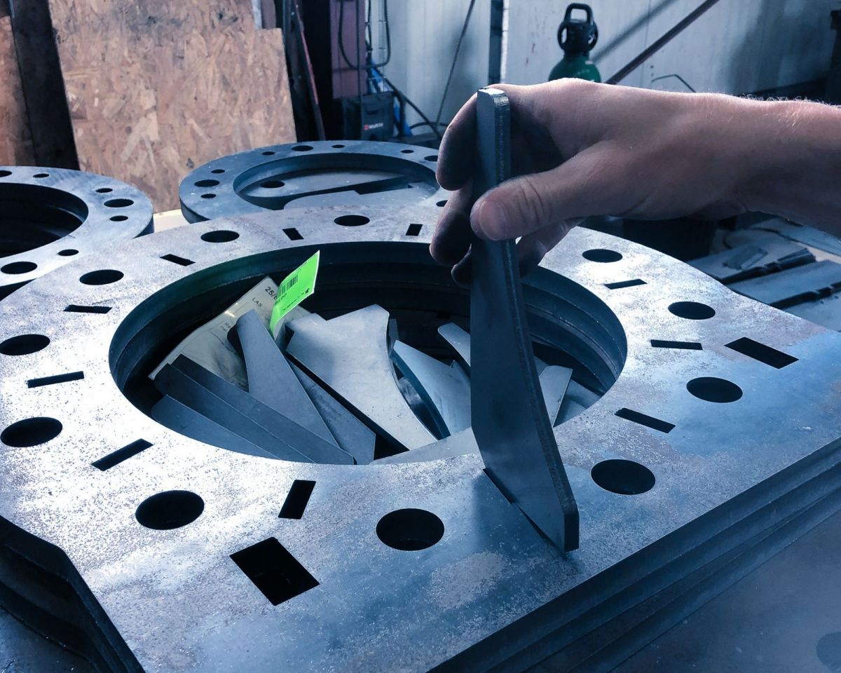 La technique d'assemblage par tenon-mortaise du mât autoportant basculant pour éoliennes horizontales La technique d'assemblage par tenon-mortaise du mât autoportant basculant pour éoliennes horizontales