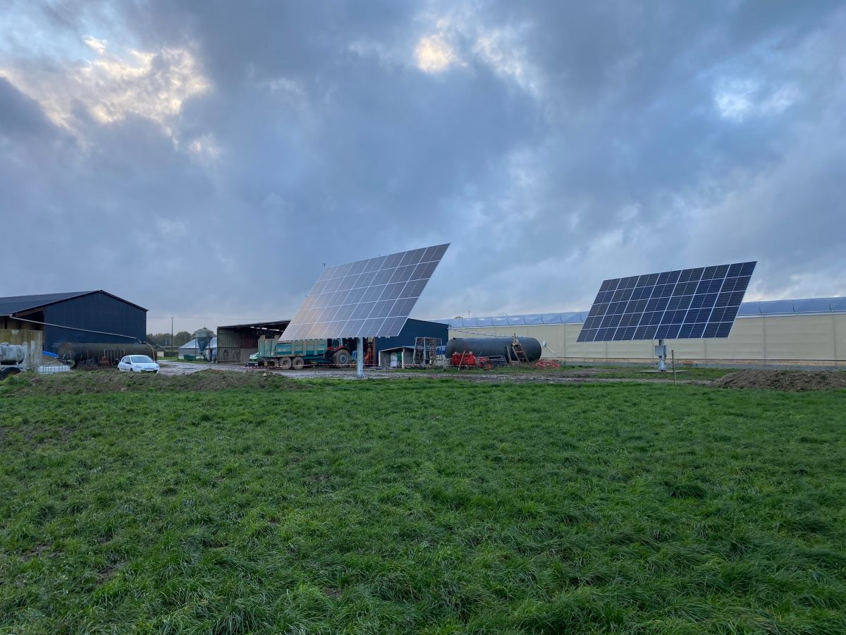 Autoconsommation solaire avec trackers solaires sur une exploitation agricole Autoconsommation solaire avec trackers solaires sur une exploitation agricole